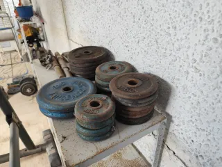 Banco de pesas, barra y discos