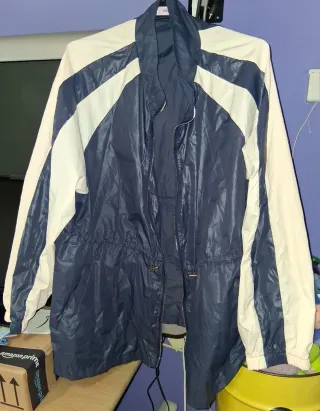 Chubasquero azul marino y beige