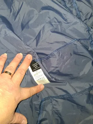 Chubasquero azul marino y beige