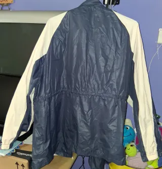 Chubasquero azul marino y beige