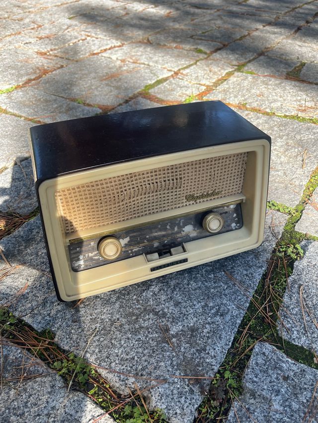 Radio antica anni '60 per decorazione