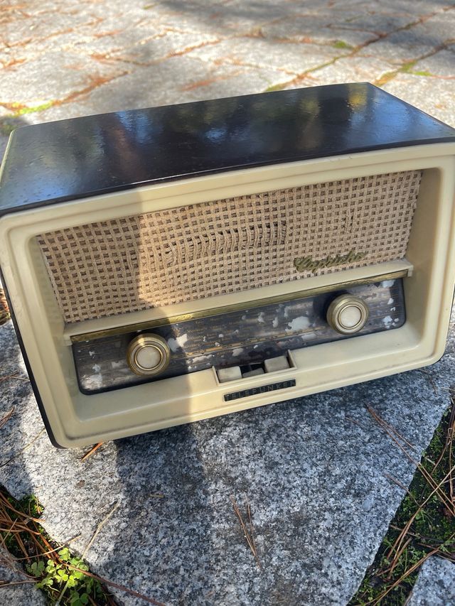Radio antica anni '60 per decorazione