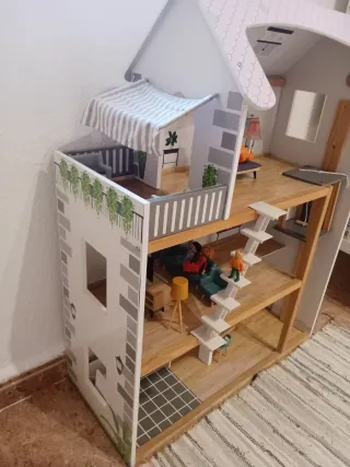 Casa de muñecas de madera