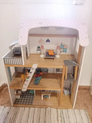 Casa de muñecas de madera