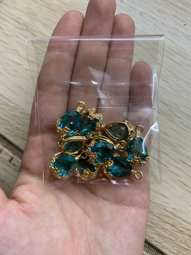 Colgantes lágrima verde con baño oro