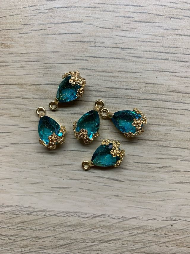 Colgantes lágrima verde con baño oro