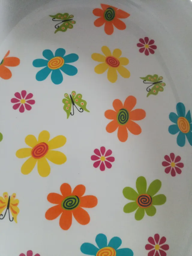 Bandeja ovalada con flores y mariposas