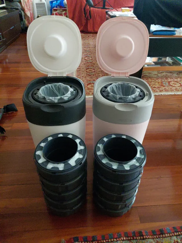 2 Papeleras Bebé Tommee Tippee Blanca y Rosa