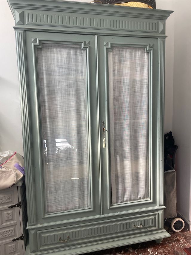 Armario renovado verde/azul con puertas de cristal