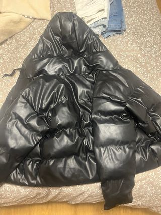 Abrigo negro efecto piel con capucha