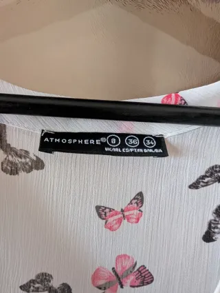 Camiseta blanca con estampado de mariposas