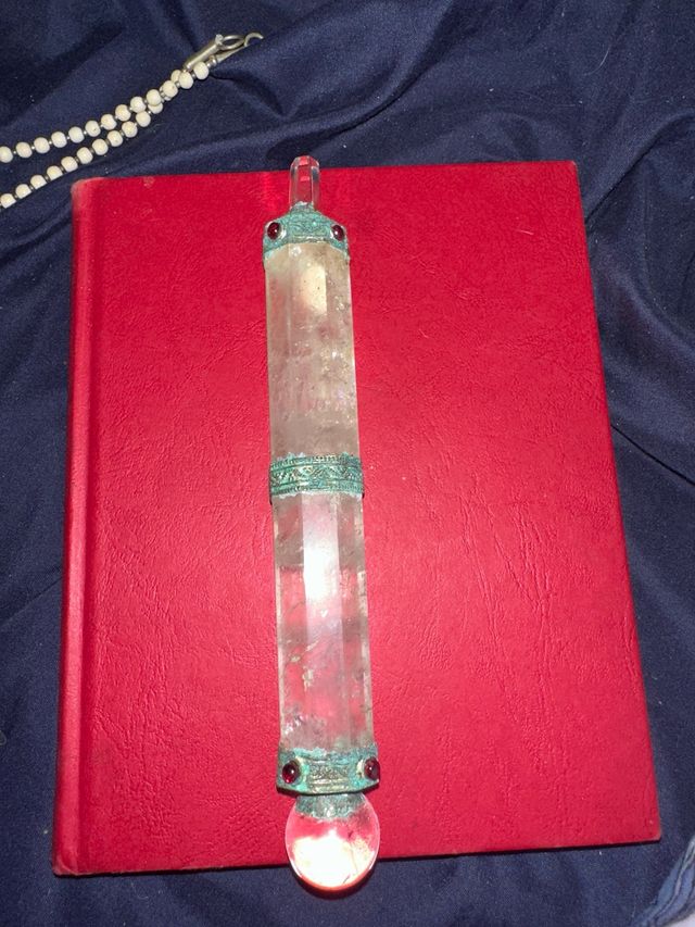 Varita de cuarzo con esfera y adornos