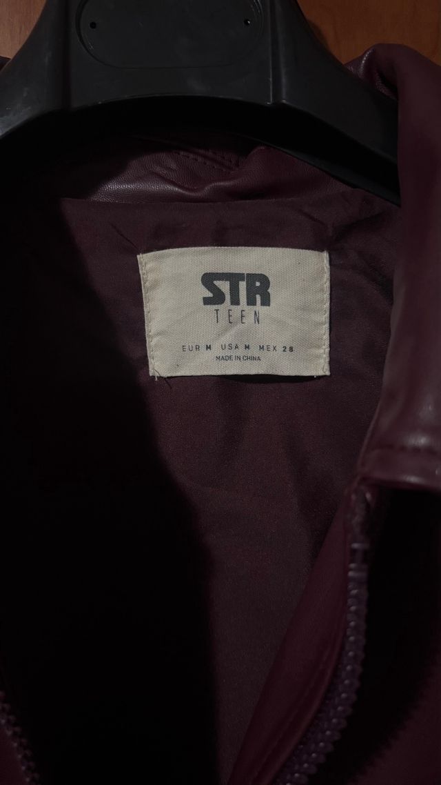 Cazadora efecto piel burdeos