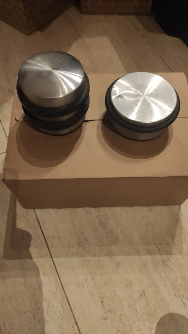 Topes de puerta metálicos con goma