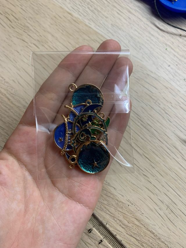 Cuentas para hacer pulseras (azul, verde)