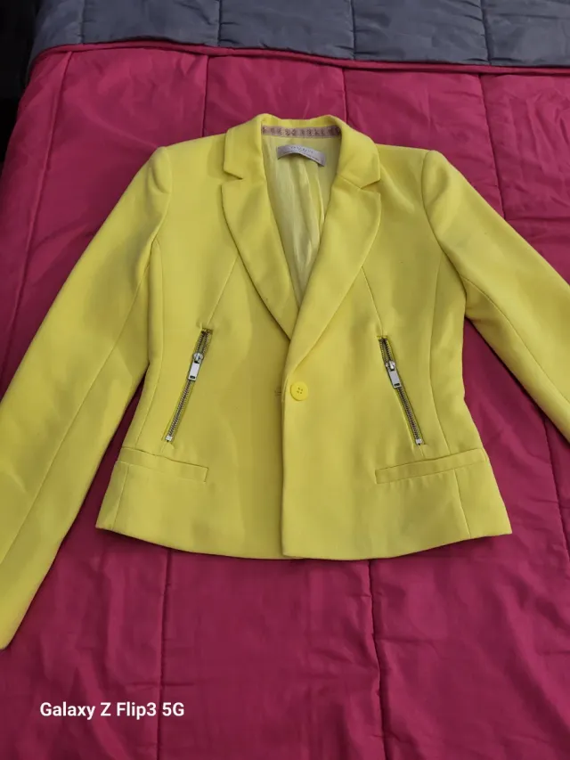 Americana amarilla con cremalleras