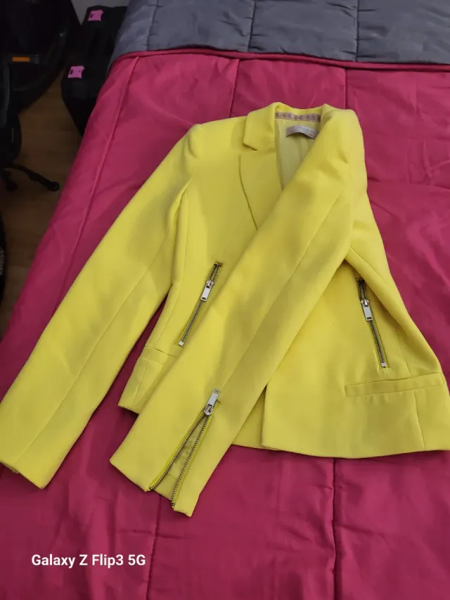 Americana amarilla con cremalleras