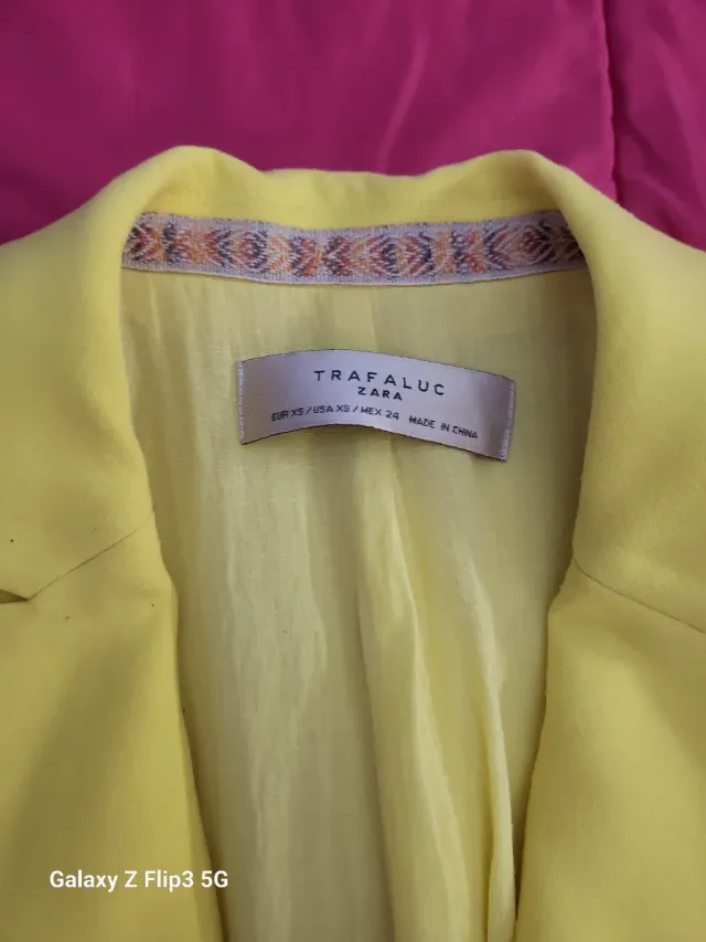 Americana amarilla con cremalleras