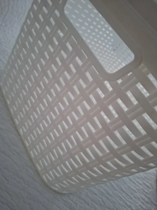 Cesta de plástico blanca