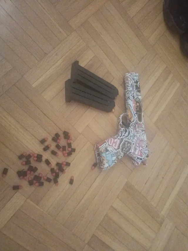 Pistola de juguete con accesorios