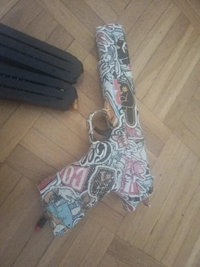 Pistola de juguete con accesorios