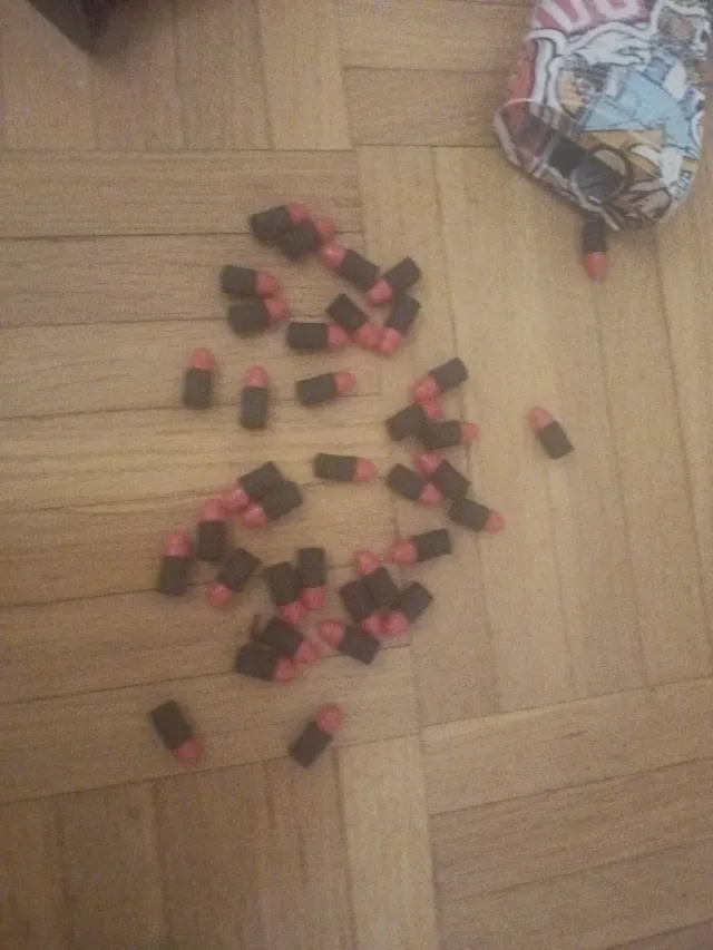 Pistola de juguete con accesorios