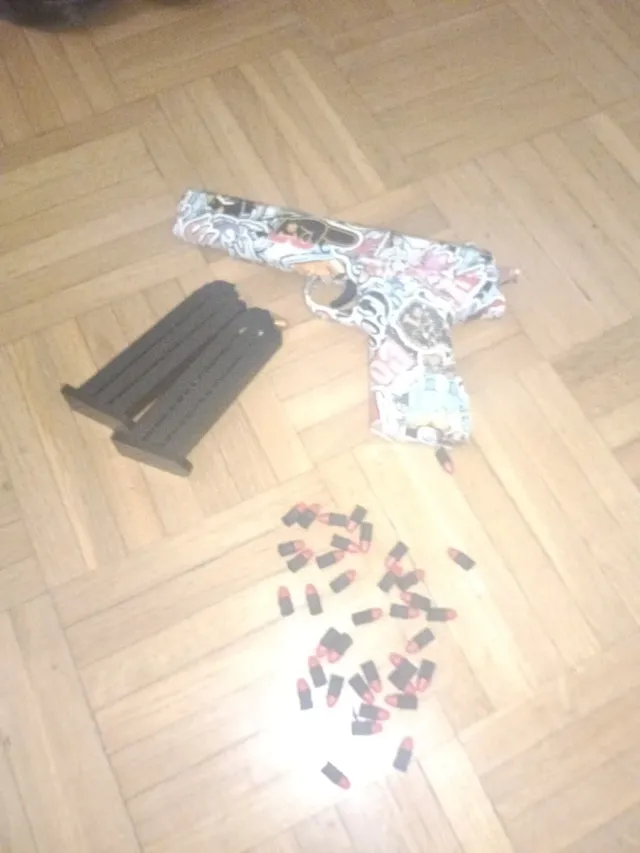 Pistola de juguete con accesorios