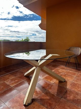 Mesa redonda cristal y 5 sillas ratán