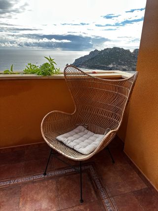 Mesa redonda cristal y 5 sillas ratán