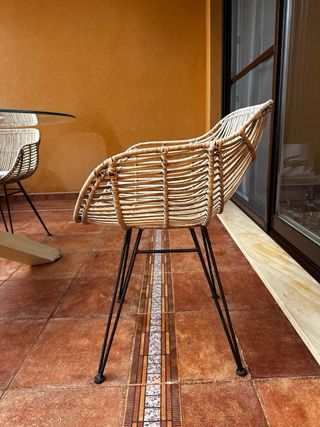 Mesa redonda cristal y 5 sillas ratán