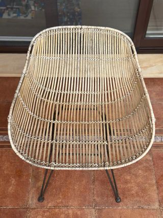 Mesa redonda cristal y 5 sillas ratán