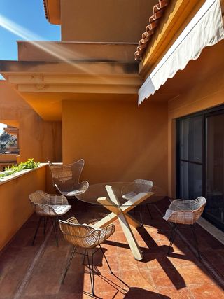 Mesa redonda cristal y 5 sillas ratán