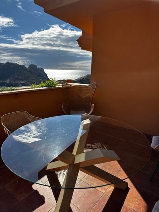 Mesa redonda cristal y 5 sillas ratán