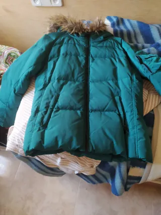 Cazadora de plumas verde con capucha