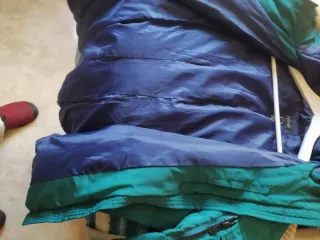 Cazadora de plumas verde con capucha