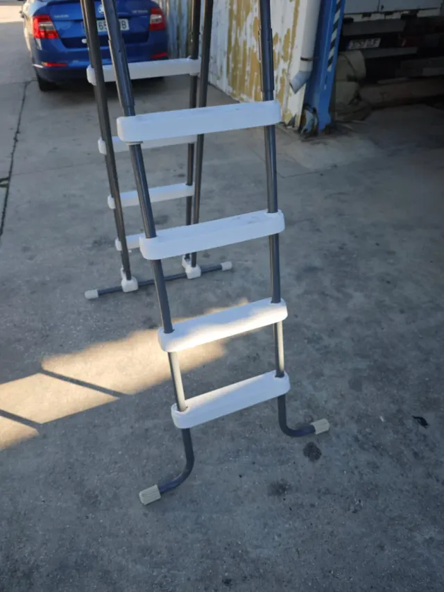 Escalera de piscina elevada