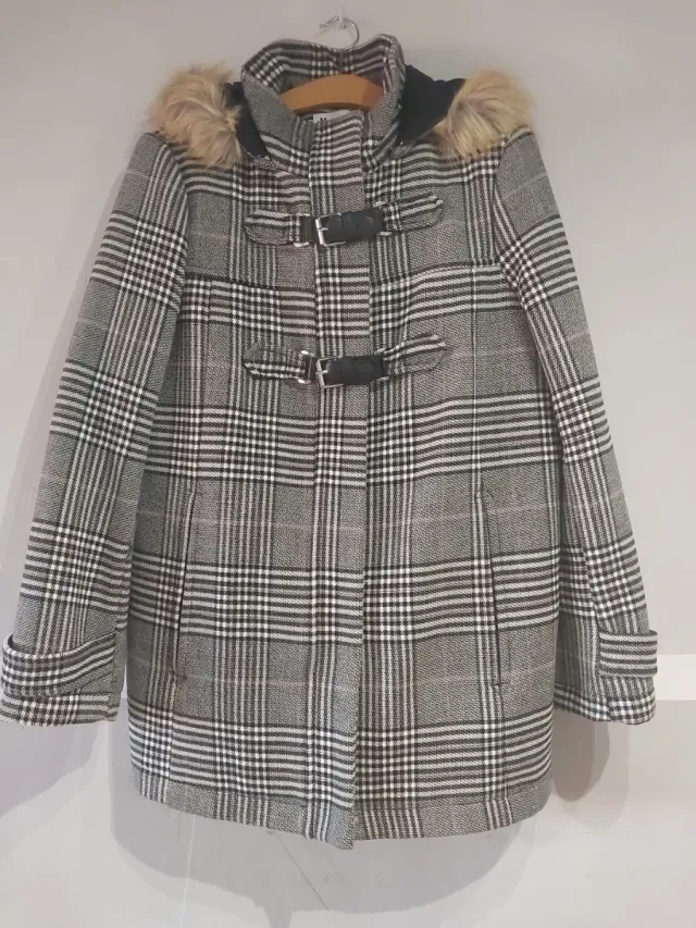 Abrigo corto a cuadros con capucha