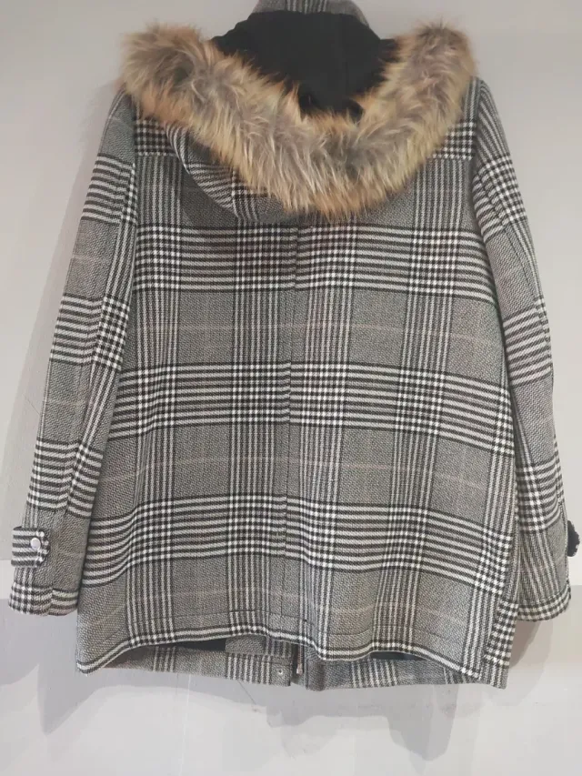 Abrigo corto a cuadros con capucha