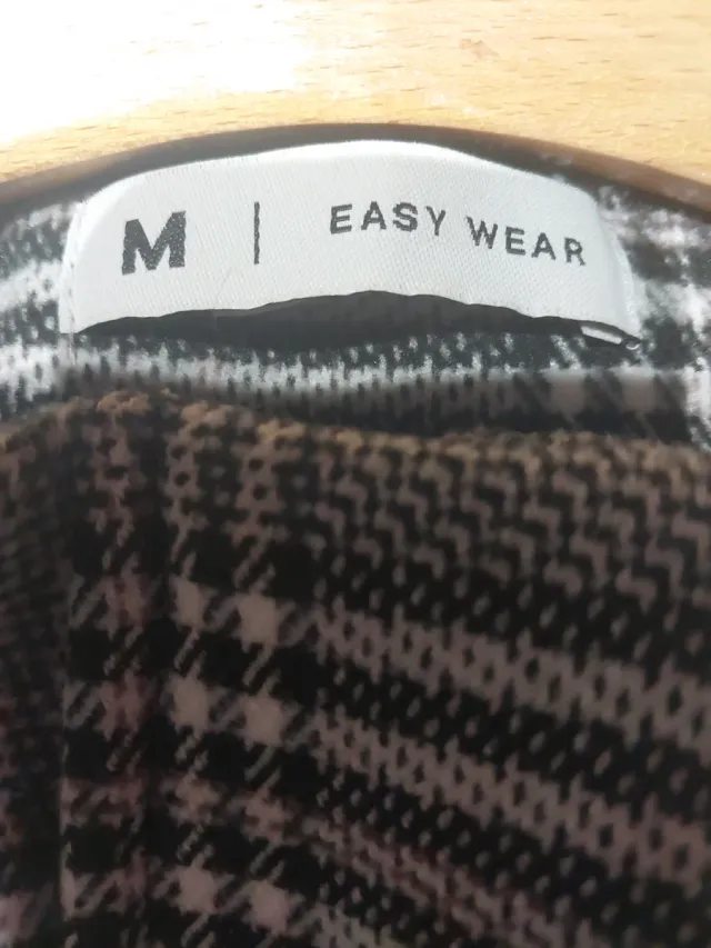 Abrigo corto a cuadros con capucha