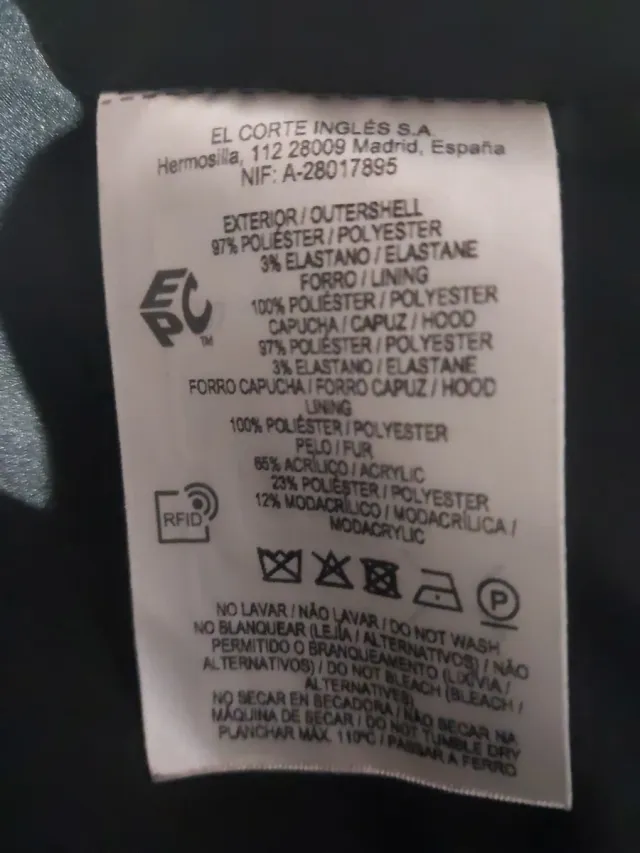 Abrigo corto a cuadros con capucha