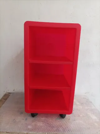 Módulo de escritorio rojo con ruedas