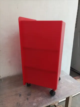 Módulo de escritorio rojo con ruedas