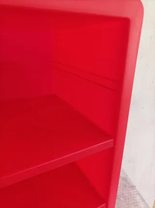 Módulo de escritorio rojo con ruedas