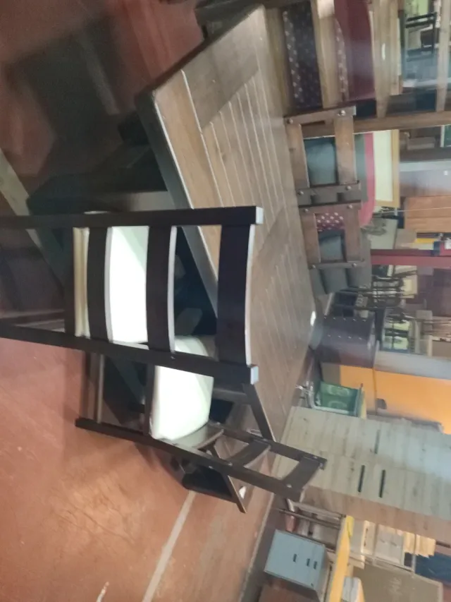 Mesa de madera maciza con 4 sillas