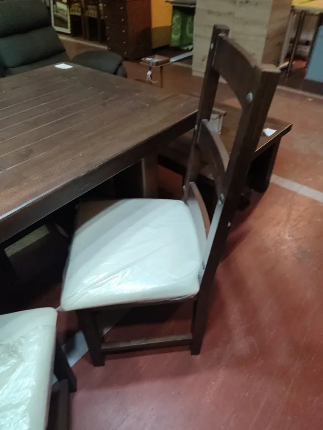 Mesa de madera maciza con 4 sillas