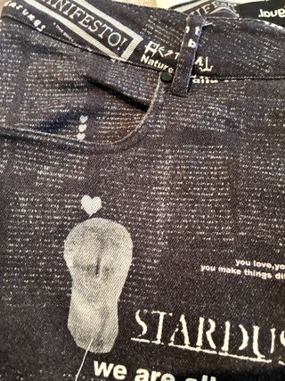 Pantalones vaqueros negros con estampado