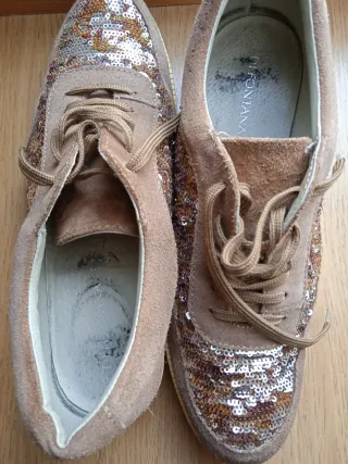 Zapatos marrones con cuña y lentejuelas,con cordon