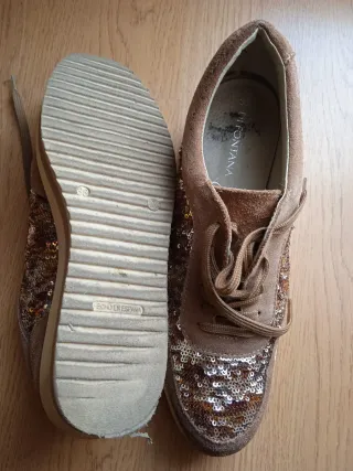 Zapatos marrones con cuña y lentejuelas,con cordon