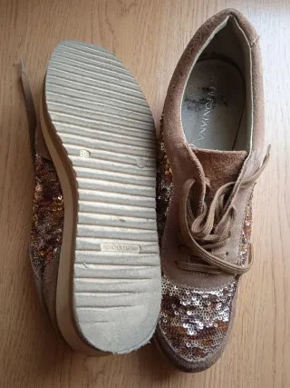 Zapatos marrones con cuña y lentejuelas,con cordon