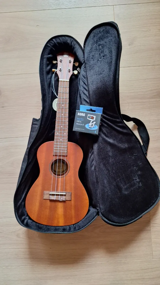 Ukelele con funda y afinador Korg